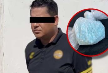 Detienen a sujeto y encuentran en su vehículo una bolsa llena de pastillas de fentanilo, en Culiacán