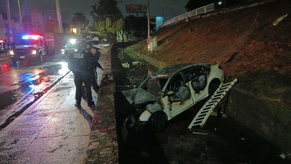 Automóvil se incendia tras caer desde el puente Jorge Almada en Culiacán