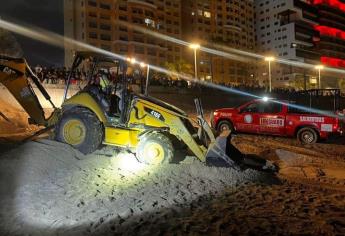 Sepultan cuerpo de la ballena que encalló en playas de Mazatlán