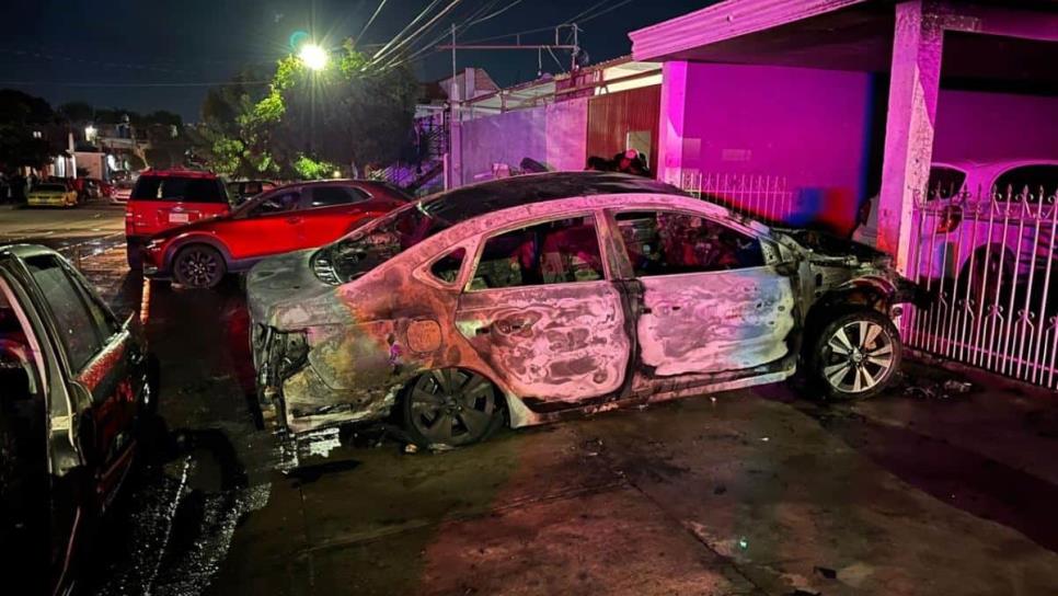 Carro se incendia en la colonia Felipe Ángeles en Culiacán; menor arrojó un cuete