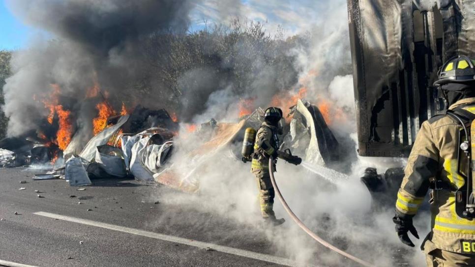 Se incendia tráiler con mercancía en el kilómetro 17 de la autopista Mazatlán-Culiacán