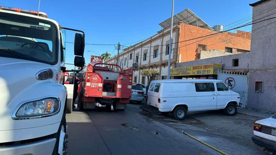 Incendio en una congeladora abandonada causa pánico y caos vial en el centro de Los Mochis