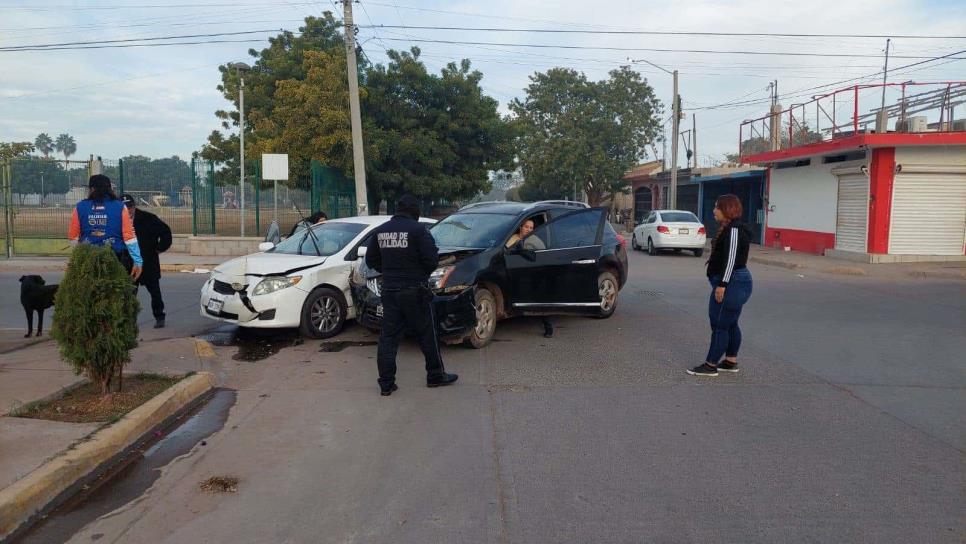 Mujer se pasa un alto, provoca choque y termina lesionada en Los Mochis