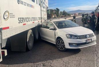 Chocan automóvil y camión de paquetería sobre La Costerita, en Culiacán