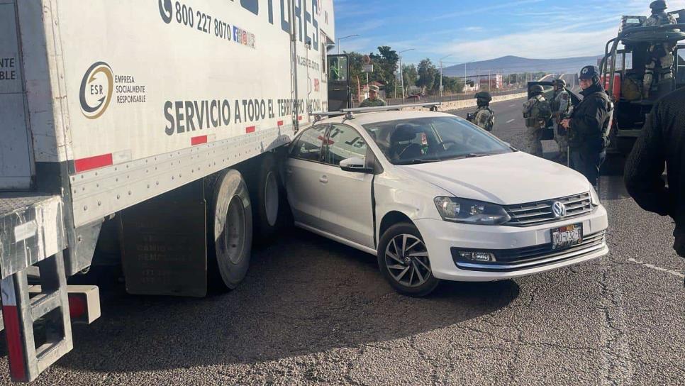 Chocan automóvil y camión de paquetería sobre La Costerita, en Culiacán