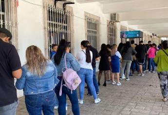 ¡Los Mazatlecos no pierden tiempo! Hacen largas filas para adquirir boletos del Carnaval de Mazatlán 2025