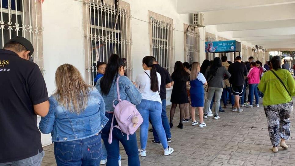 ¡Los Mazatlecos no pierden tiempo! Hacen largas filas para adquirir boletos del Carnaval de Mazatlán 2025