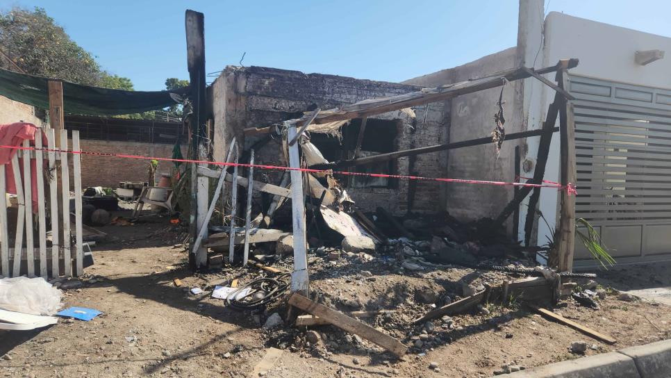 Familia se queda en la calle tras incendiarse su casa en Los Mochis