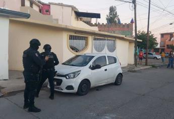 Localizan a persona sin vida en carro estacionado frente a conocida plaza de Culiacán