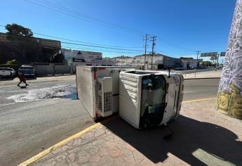 Vuelca tracto-camión con refrigeración en Mazatlán; no hubo lesionados