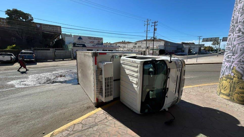 Vuelca tracto-camión con refrigeración en Mazatlán; no hubo lesionados