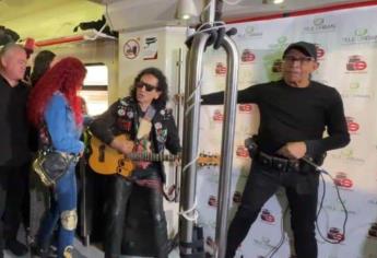 El TRI sorprende a usuarios del Tren Suburbano al ofrecer un mini concierto | VIDEO