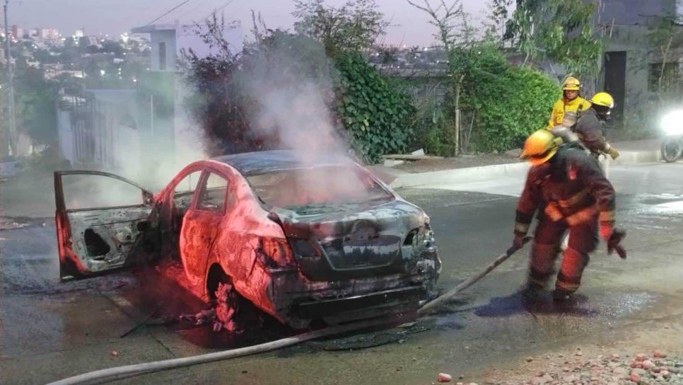 Se incendia un vehículo en la colonia López Mateos de Culiacán