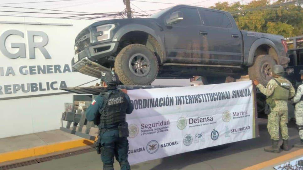 Aseguran una troca con cargadores y poncha llantas en Culiacán