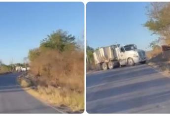 Sujetos armados despojan tráiler de carga y bloquean la carretera a Tepuche al norte de Culiacán