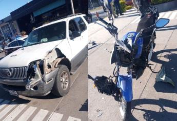 Motociclista se impacta contra camioneta en Los Mochis; la conductora se le metió