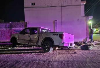 Camión urbano aplasta camioneta contra una casa en Los Mochis