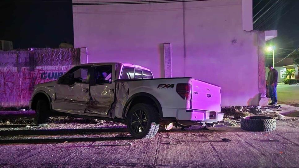 Camión urbano aplasta camioneta contra una casa en Los Mochis