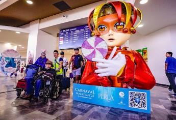 Carnaval de Mazatlán 2025 llega al aeropuerto del puerto; monigotes dan la bienvenida a turistas