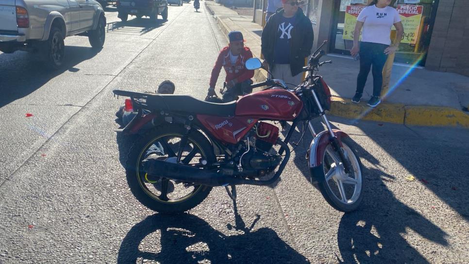 Motociclista termina con fracturas al impactarse contra una vagoneta en el Campo Uno de Los Mochis