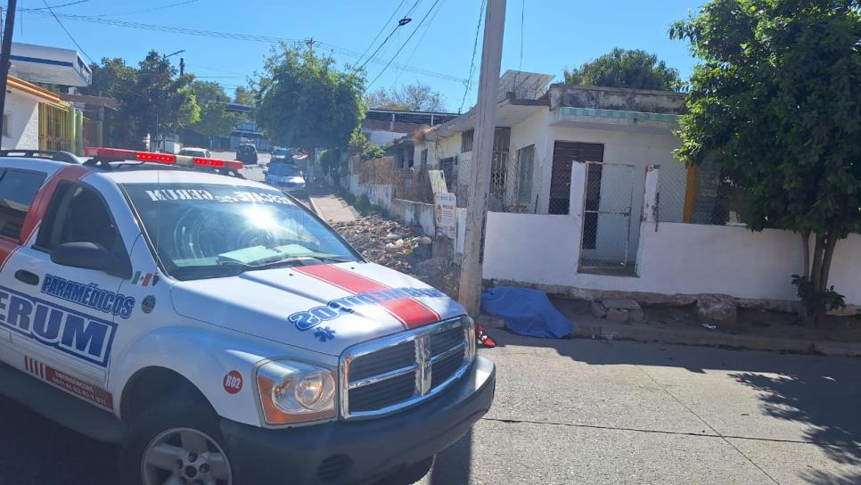 Asesinan a balazos a una mujer frente a un domicilio en la colonia Francisco Villa en Culiacán