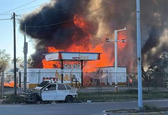 Evacuan a decenas de familias tras incendio de un almacén junto a una gasera en Los Mochis