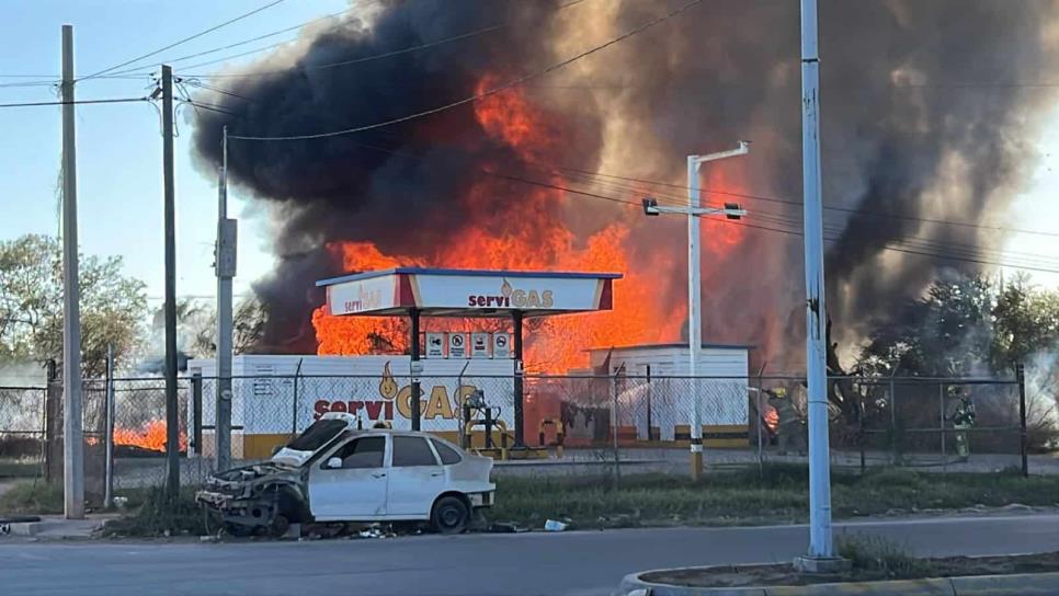 Evacuan a decenas de familias tras incendio de un almacén junto a una gasera en Los Mochis