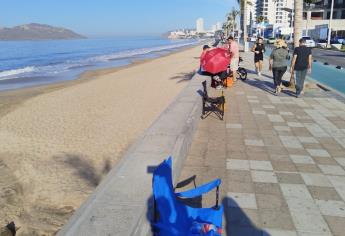 Familias apartan lugar con días de anticipación para el desfile de carros alegóricos en Mazatlán