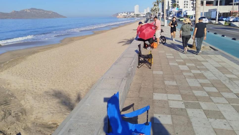 Familias apartan lugar con días de anticipación para el desfile de carros alegóricos en Mazatlán