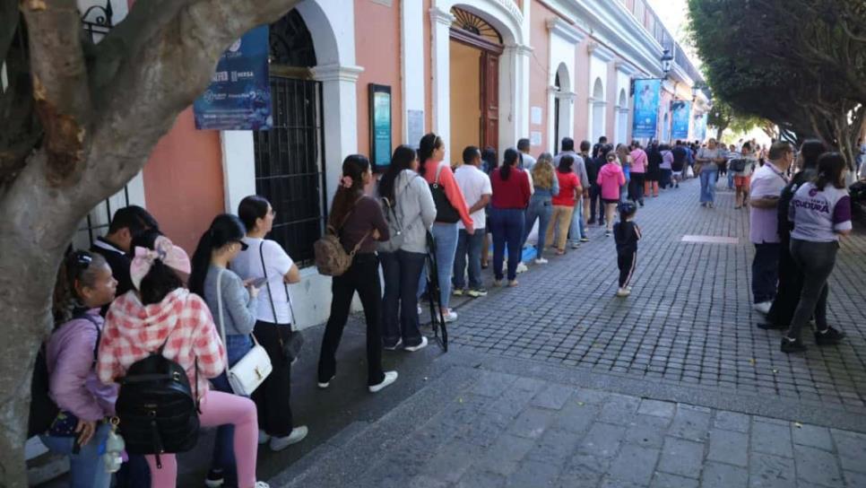 Cientos de mazatlecos van por sus boletos para “Los Aguilar” que le cantarán a la Reina del Carnaval