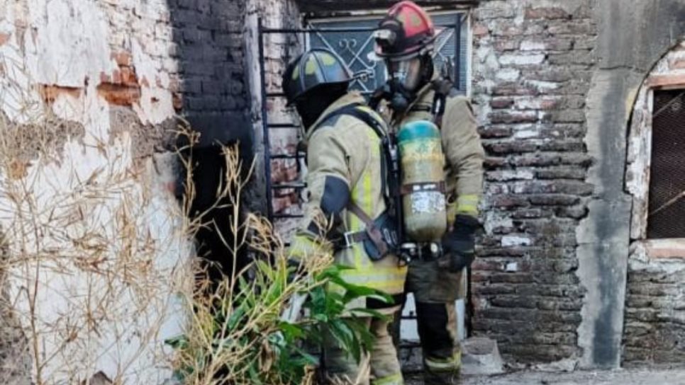 ¡Requerían auxilio! Bomberos Mazatlán salva a perritos atrapados en un incendio 