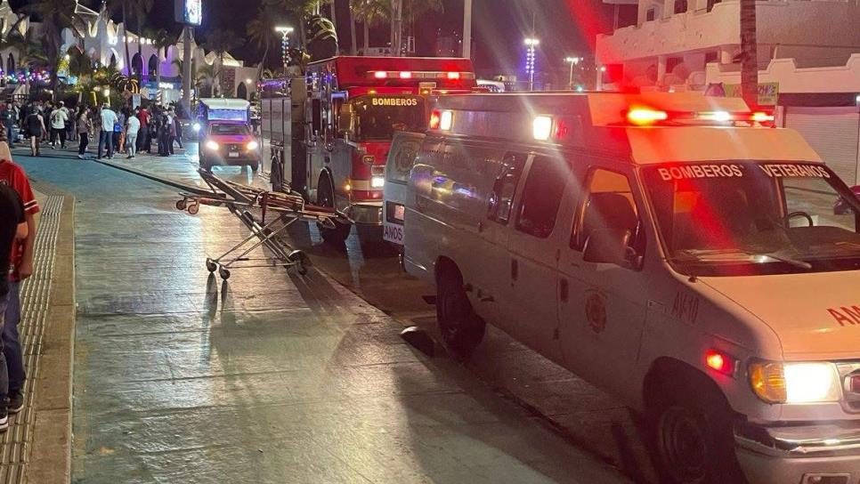 Atiende Bomberos 3 incendios y un caído a la playa en primera noche de Carnaval de Mazatlán 2025