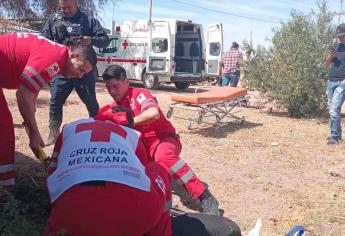 Tres menores terminan lesionados al estrellarse en una moto contra pared en La Trinidad, Guasave