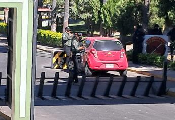 Atacan a un conductor a balazos y se resguarda en el cuartel militar de Culiacán