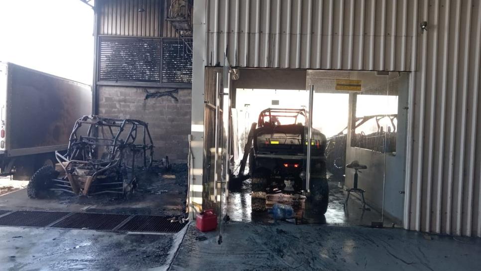 Se incendia tienda de vehículos todoterreno en Los Mochis; un rzr terminó calcinado