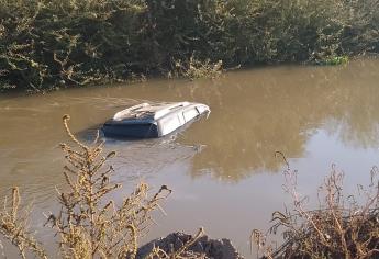 Localizan una camioneta accidentada dentro del canal Siete en Culiacán