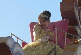 La pequeña Aitana, la “reinita” del Carnaval de Mazatlán, cumple su sueño al desfilar en carro alegórico