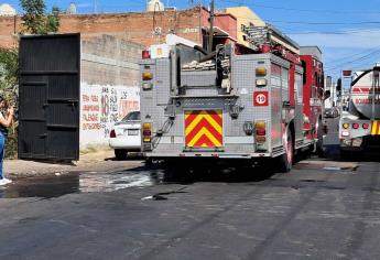 Se quema vehículo y un terreno en el primer cuadro de la ciudad de Culiacán