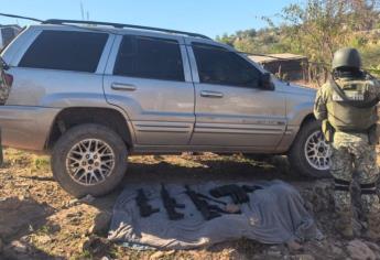 Aseguran camioneta blindada con armamento y motocicleta robada en la colonia La Cascada en Culiacán