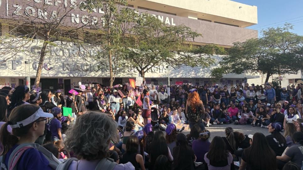 Marcha 8M en Los Mochis: en exigencia de justicia mujeres realizan pintas y colocan mensajes