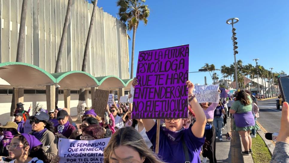 Malecón de Mazatlán se pinta de morado en la Marcha 8M: cientos de mujeres salieron a exigir justicia