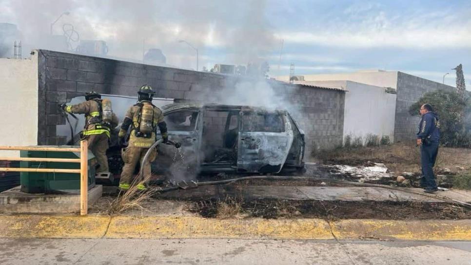 Vehículo queda calcinado en Hacienda del Seminario en Mazatlán tras chocar con una barda