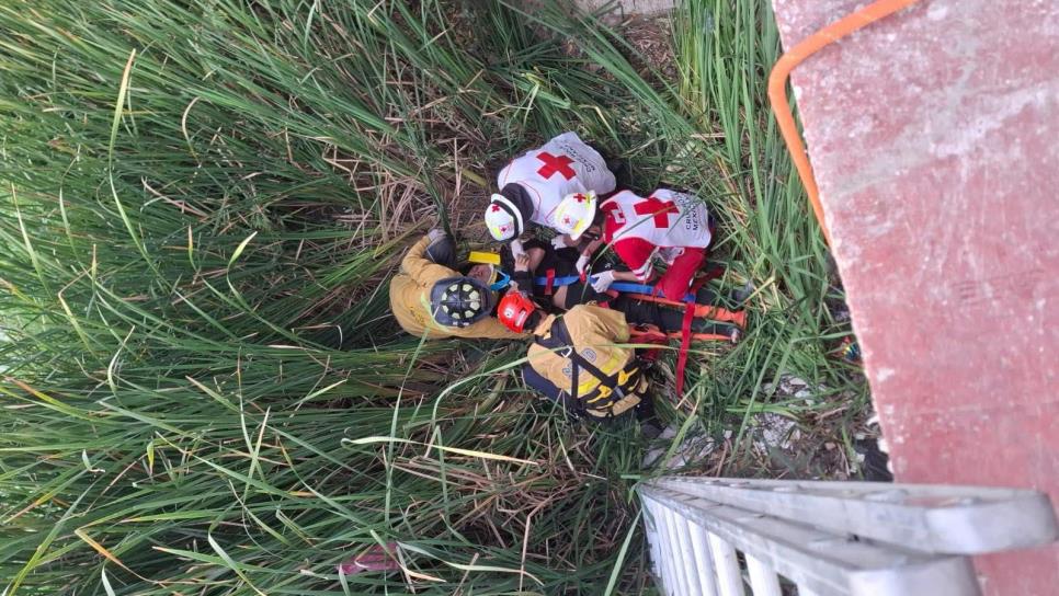 ¡Voló por los cielos! Motociclista cae al arroyo Jabalines tras chocar contra un taxi en Mazatlán