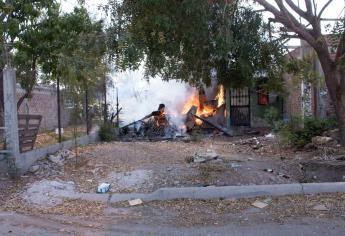 Voraz incendio arrasa con una pequeña vivienda de material rústico en Los Mochis