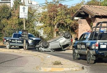 Daños materiales dejó como saldo la volcadura de un automóvil en el fraccionamiento Stanza Toscana en Culiacán