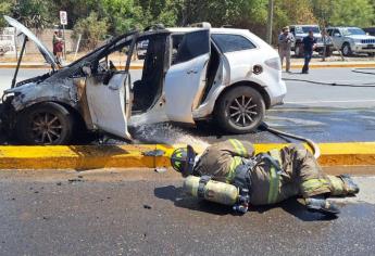 Cortocircuito en una vagoneta causa incendio y la calcina en un bulevar de Guasave