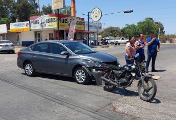 Choque de moto en Los Mochis deja heridos a un hombre y una niña