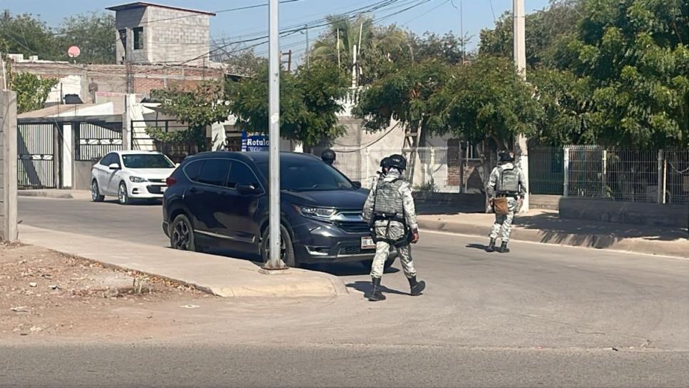 Militares aseguran una camioneta tras persecución en la colonia Jesús Valdez al sur de Culiacán. Militares aseguran una camioneta tras persecución en la colonia Jesús Valdez al sur de Culiacán.