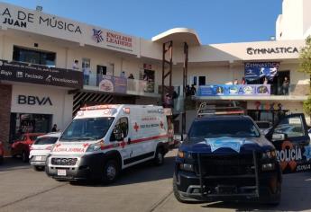 Despojan camioneta y atacan a balazos a maestro de música en una plaza de Perisur en Culiacán