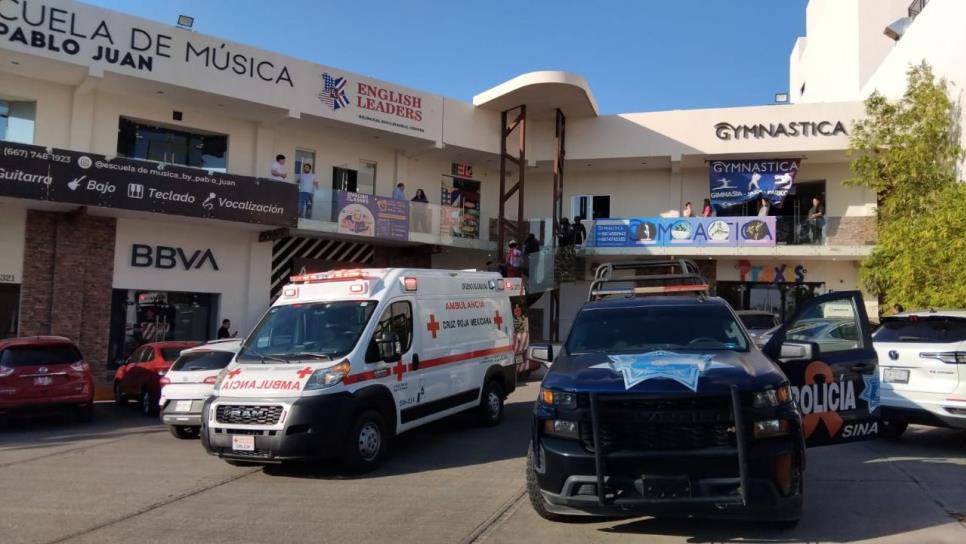 Despojan camioneta y atacan a balazos a maestro de música en una plaza de Perisur en Culiacán
